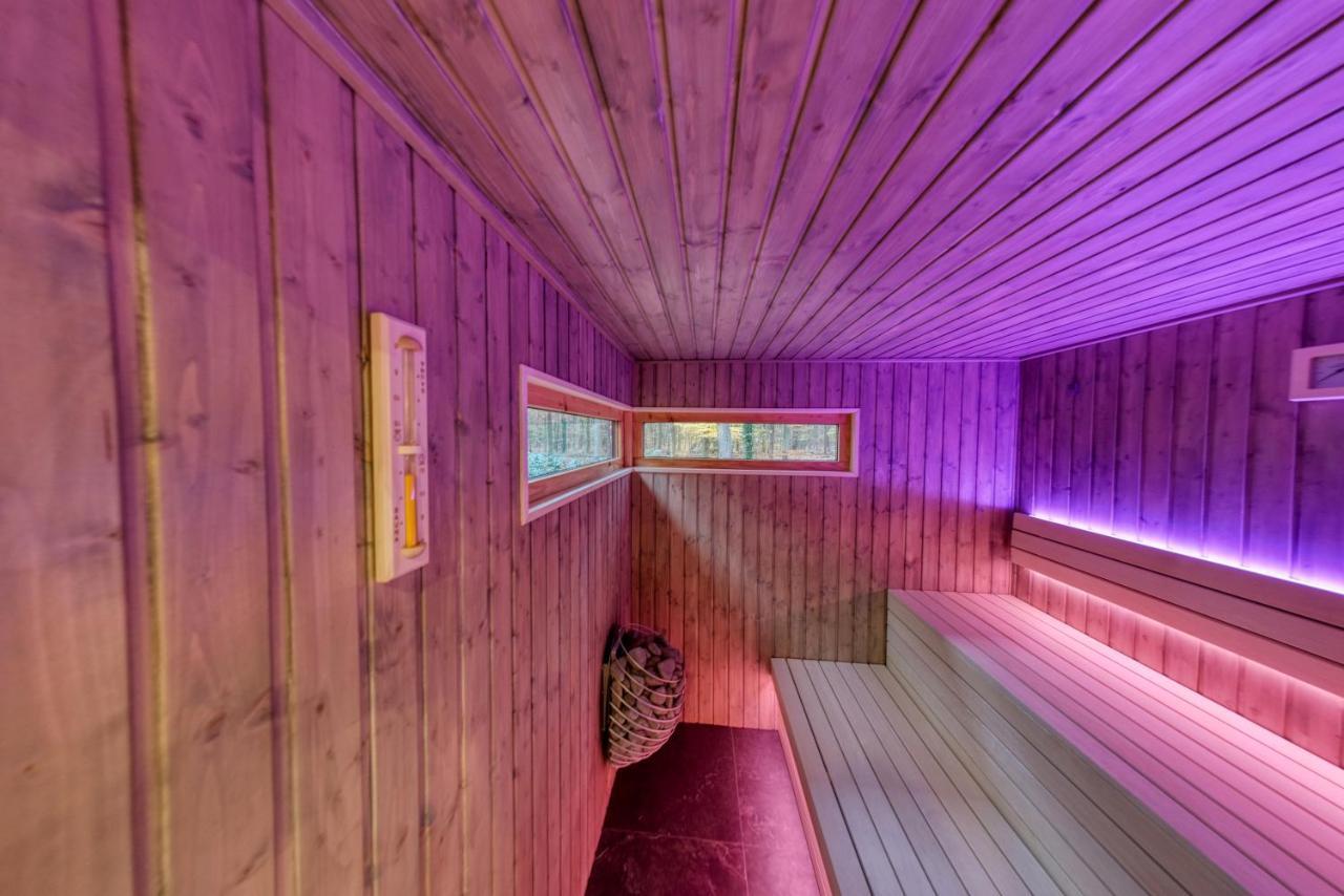Lodge In Een Bosrijke Omgeving Met Hottub & Sauna Opt Rheezerveen エクステリア 写真