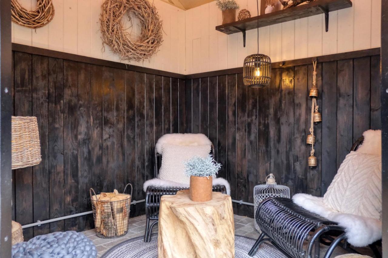Lodge In Een Bosrijke Omgeving Met Hottub & Sauna Opt Rheezerveen エクステリア 写真