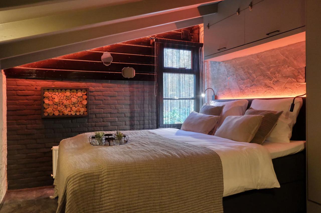 Lodge In Een Bosrijke Omgeving Met Hottub & Sauna Opt Rheezerveen エクステリア 写真